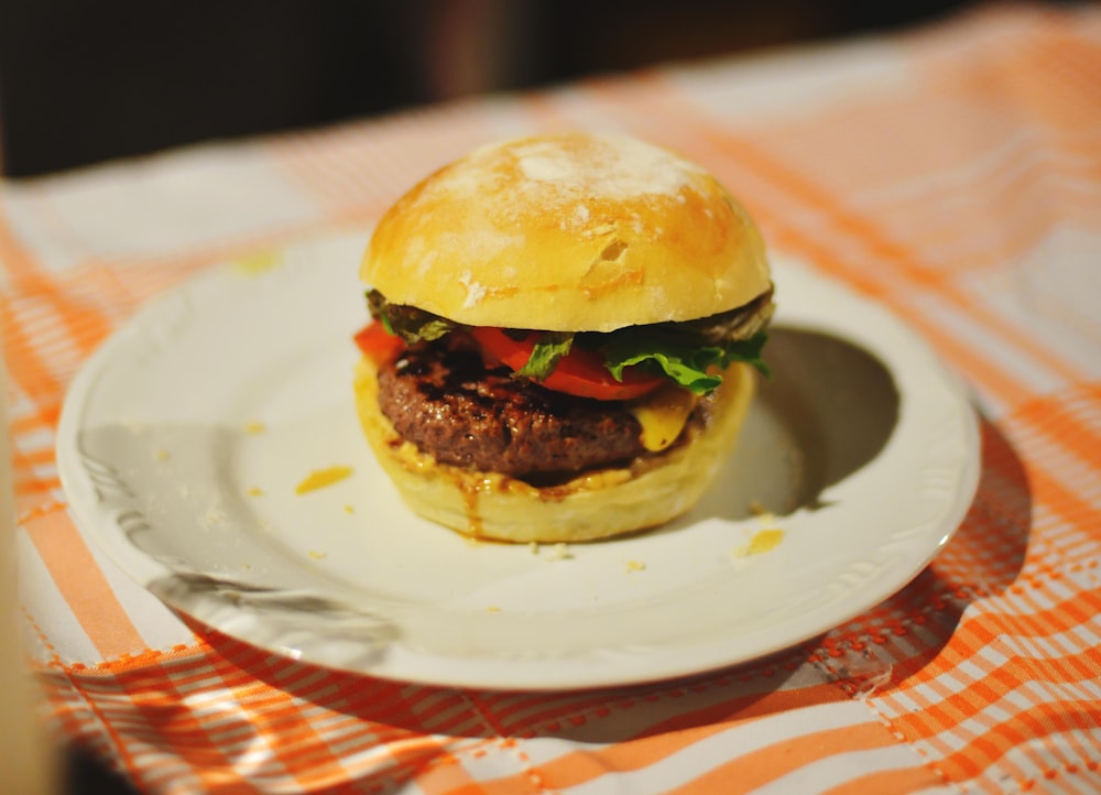Fotografia de comida de hambúrguer de carne com tomate e alface