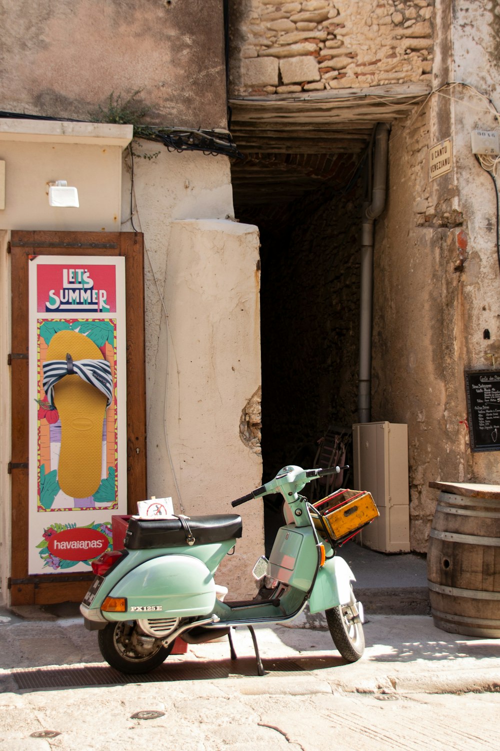 Motorino verde acqua vicino alla porta di legno marrone