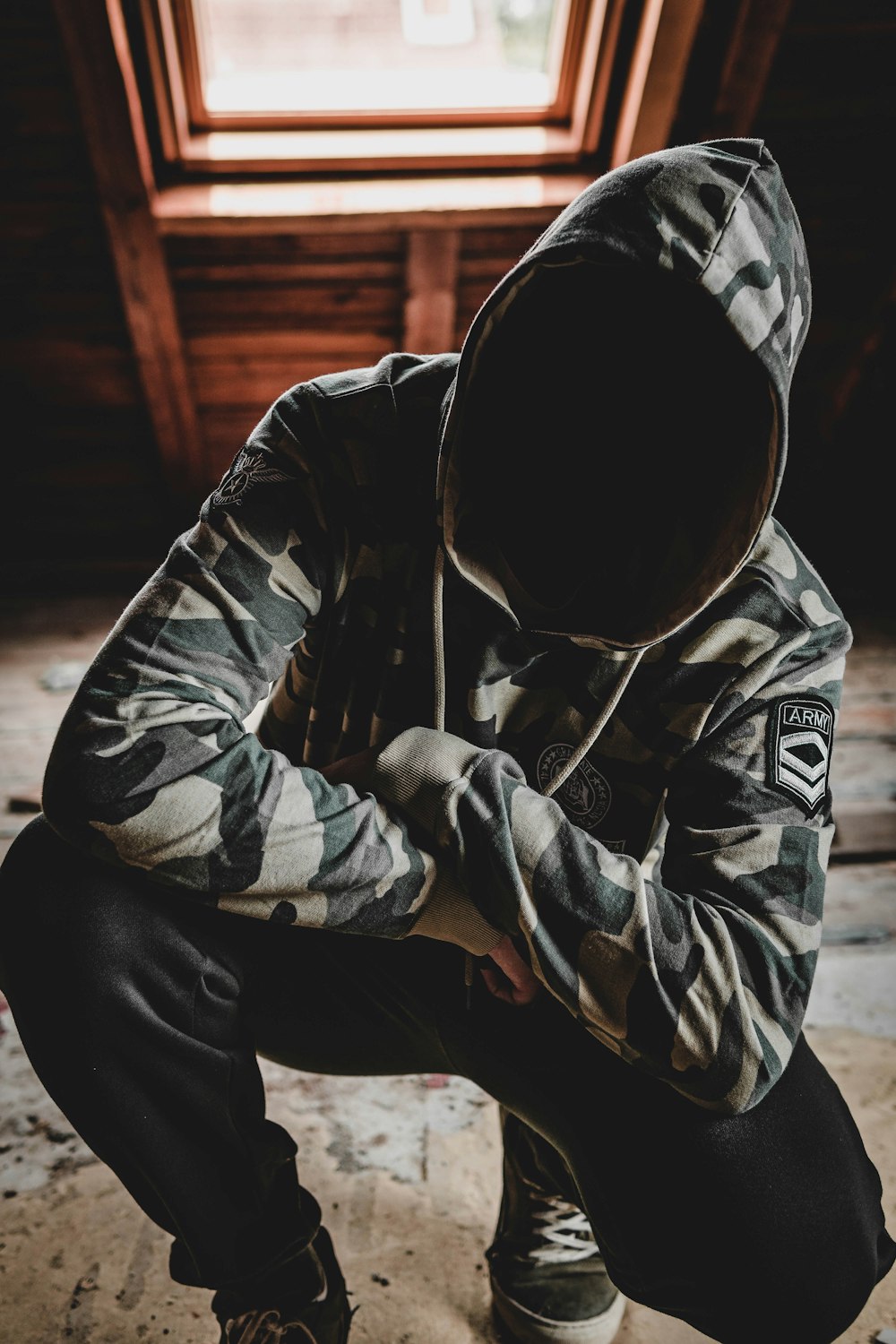 homme portant un sweat à capuche gris et noir