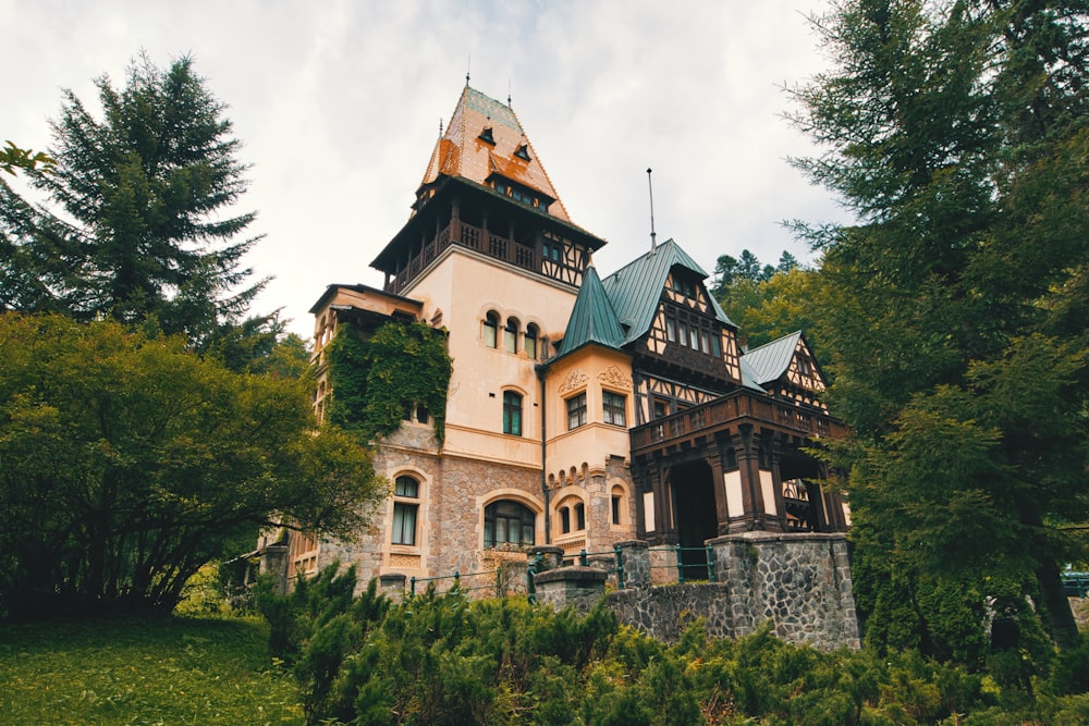 Braunes Haus, tagsüber von Bäumen und Rasen umgeben