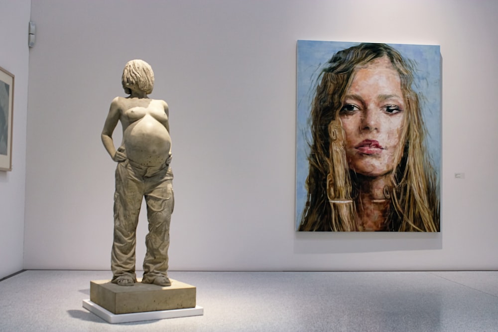 裸の妊婦像と女性の肖像画