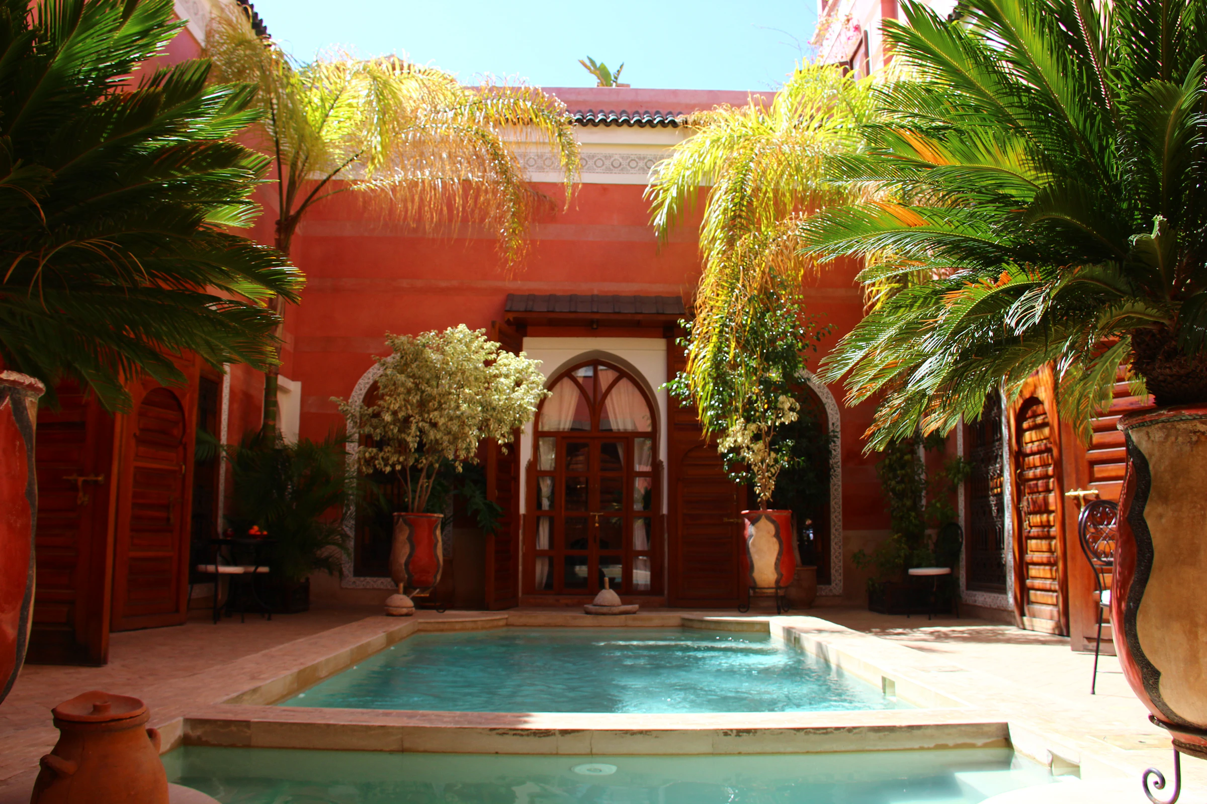 Résidence traditionnelle avec piscine et palmiers à Marrakech