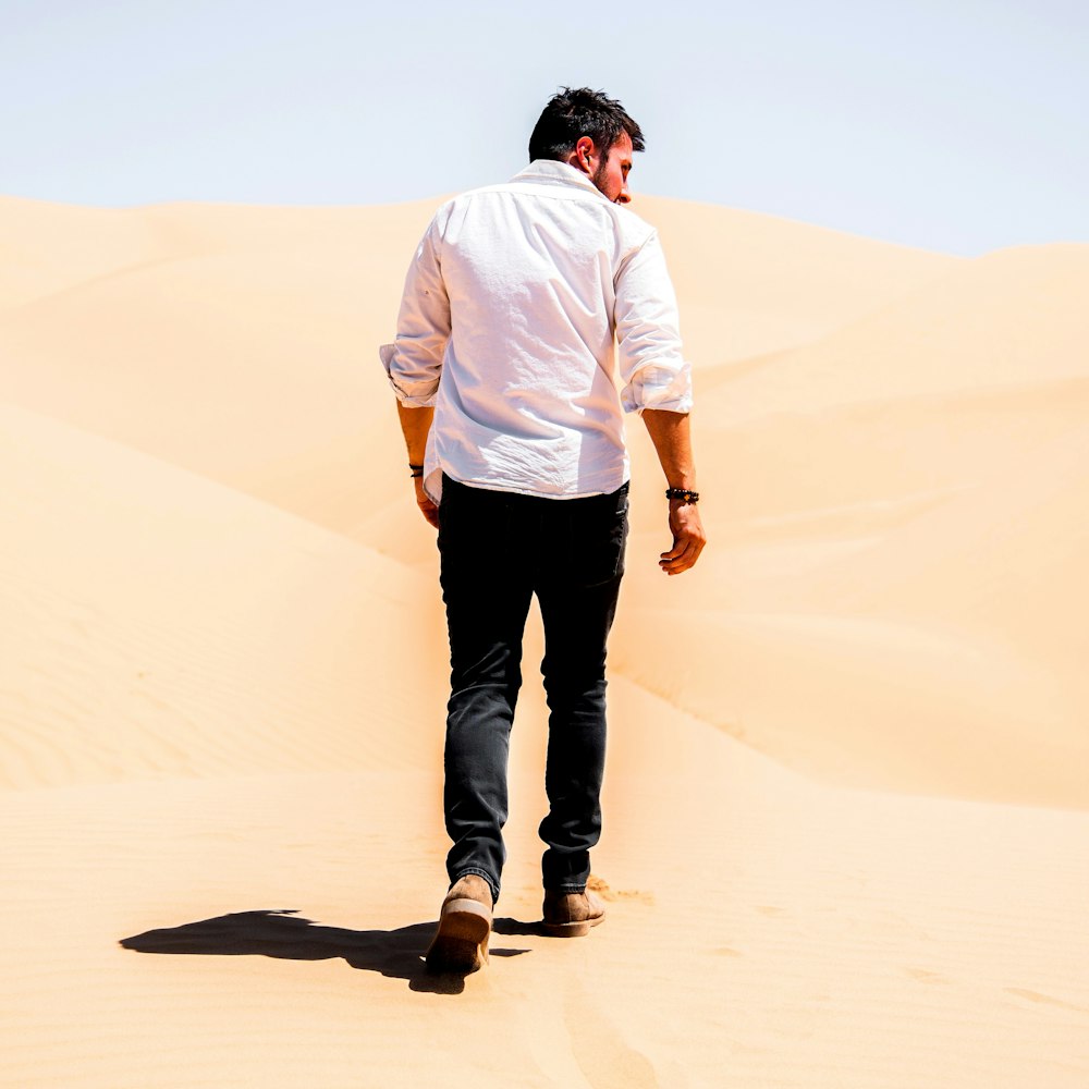 homme marchant sur le sable