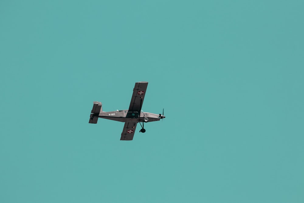 비행 중인 회색 프로펠러 비행기