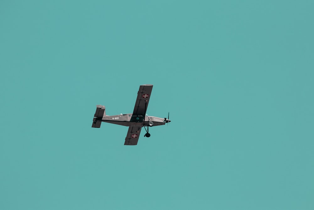 gray propeller plane in flight