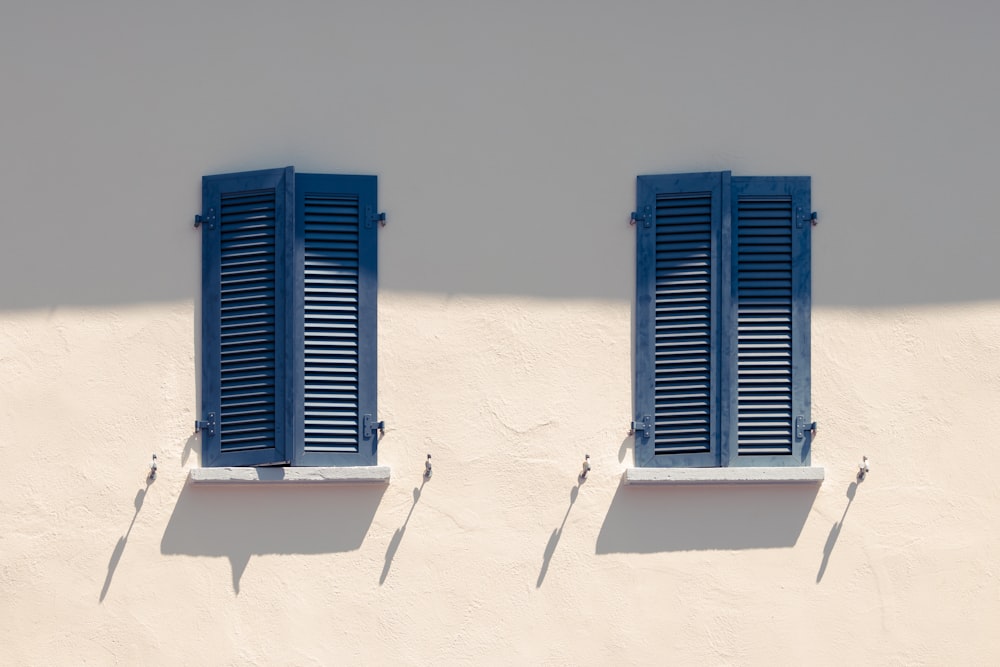 due finestre in legno blu