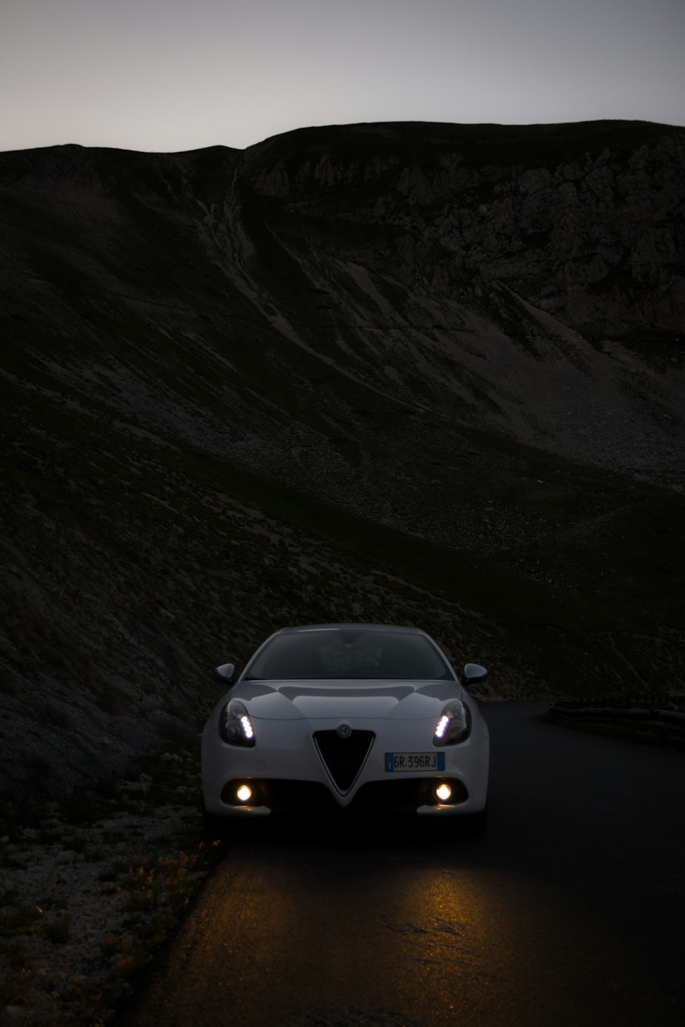 auto bianca vicino alla montagna