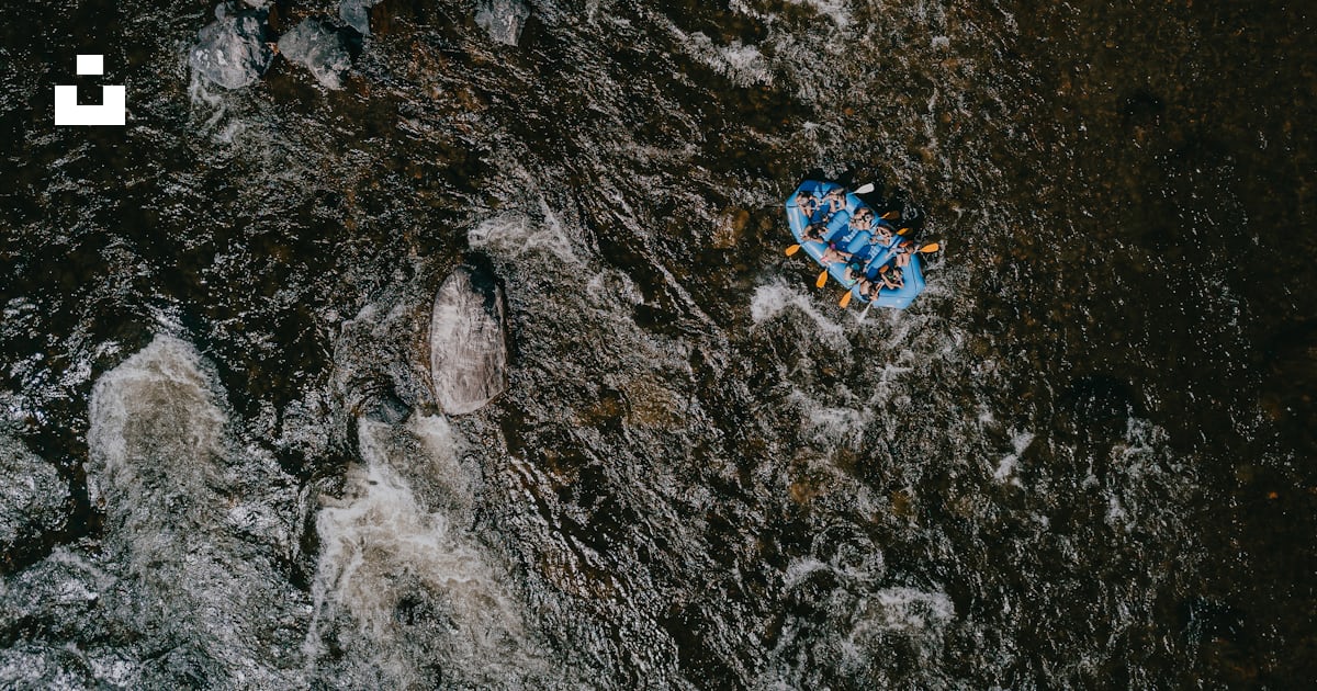 Foto Grupo de fotografía aérea de una persona que monta en un bote de