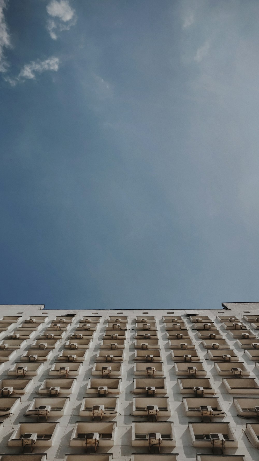 Fotografía de ángulo bajo de un edificio marrón y blanco
