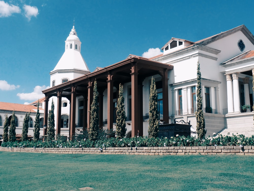 Edificio de hormigón blanco y marrón