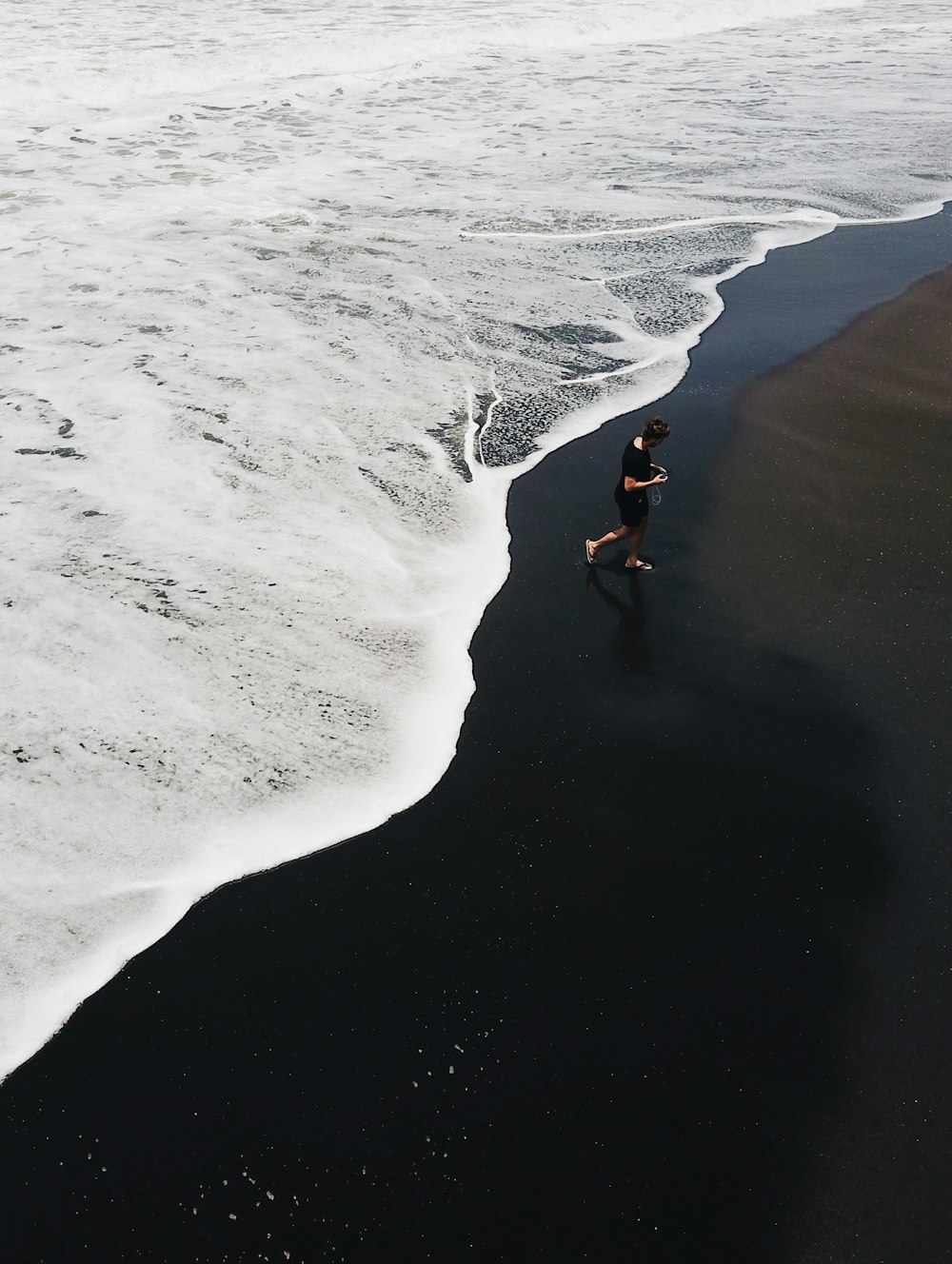 homem andando na praia