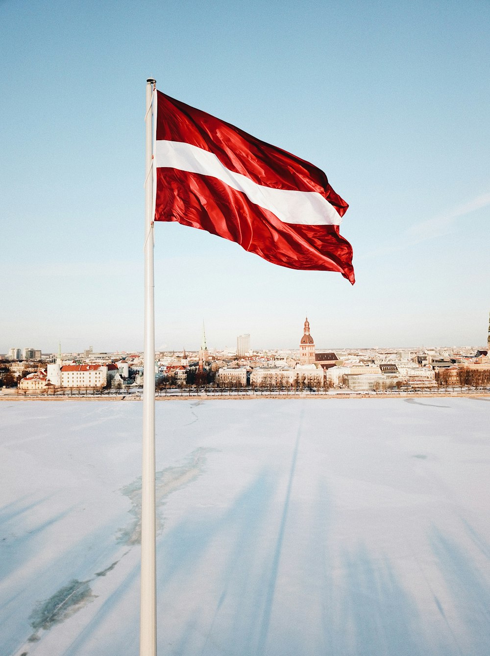 Drapeau blanc et rouge sur le mât