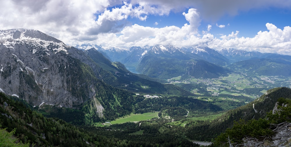 Grauer Berg tagsüber unter weißen Wolken