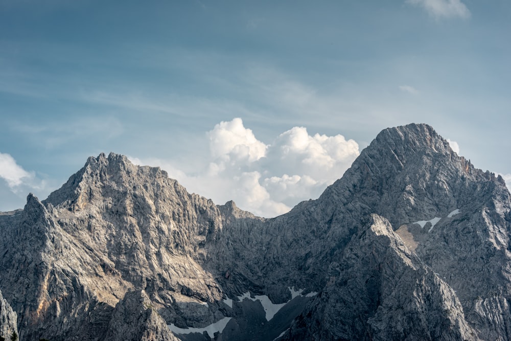 Schneebedeckter Berg unter blauem Himmel