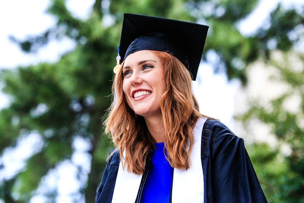 mujer con toga académica