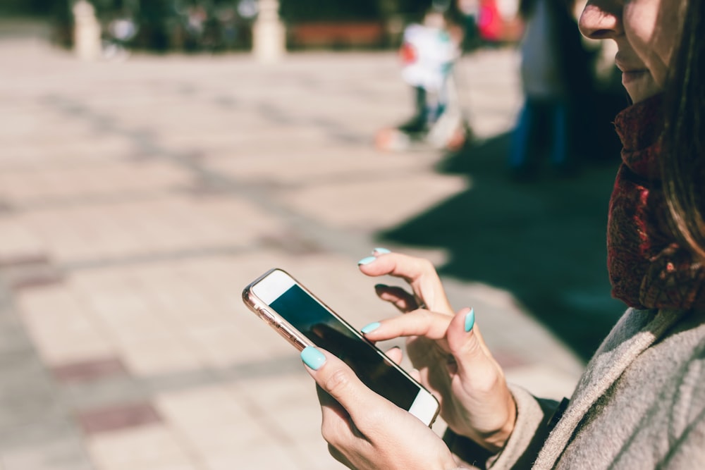 Mujer usando un teléfono inteligente