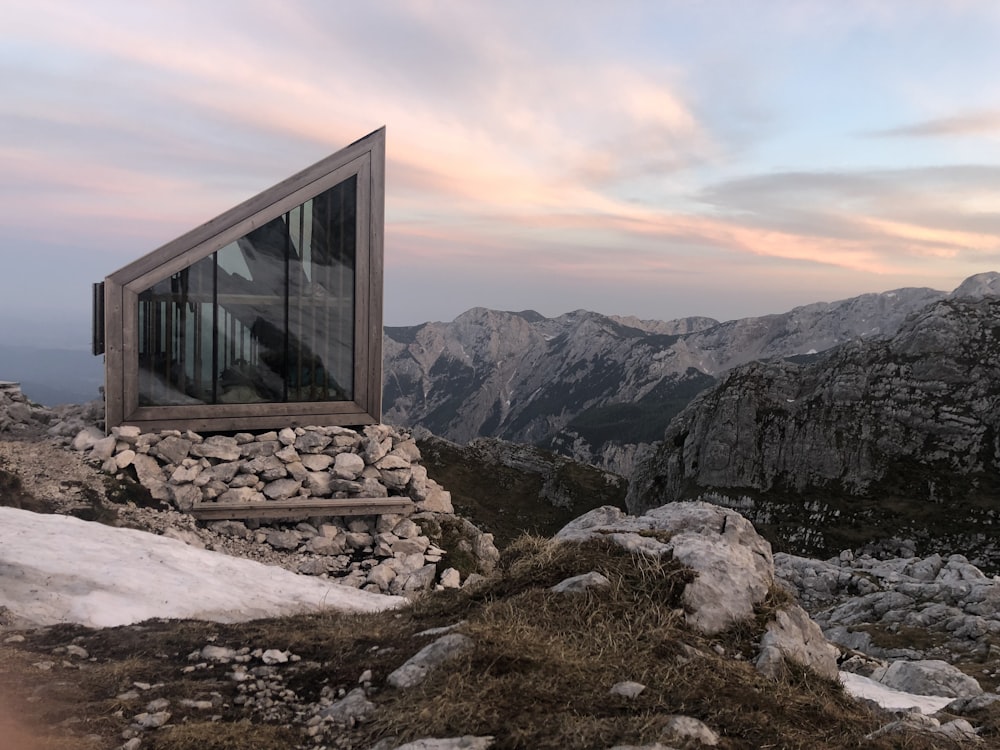 cabina di vetro incorniciata bianca in cima a una montagna