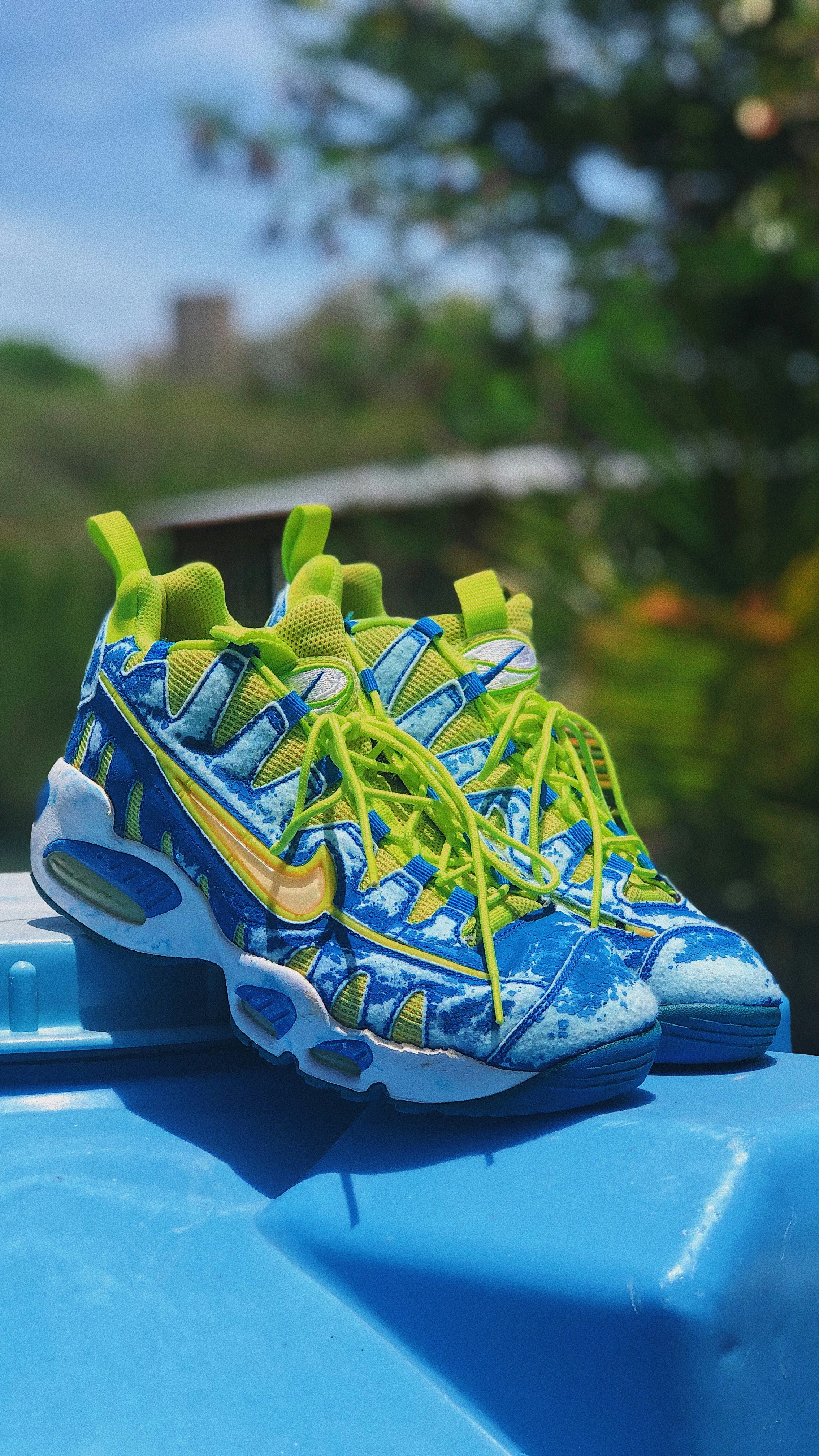 グリーン、ホワイト、ブルーのNikeスニーカーの写真 – Unsplashの衣類 