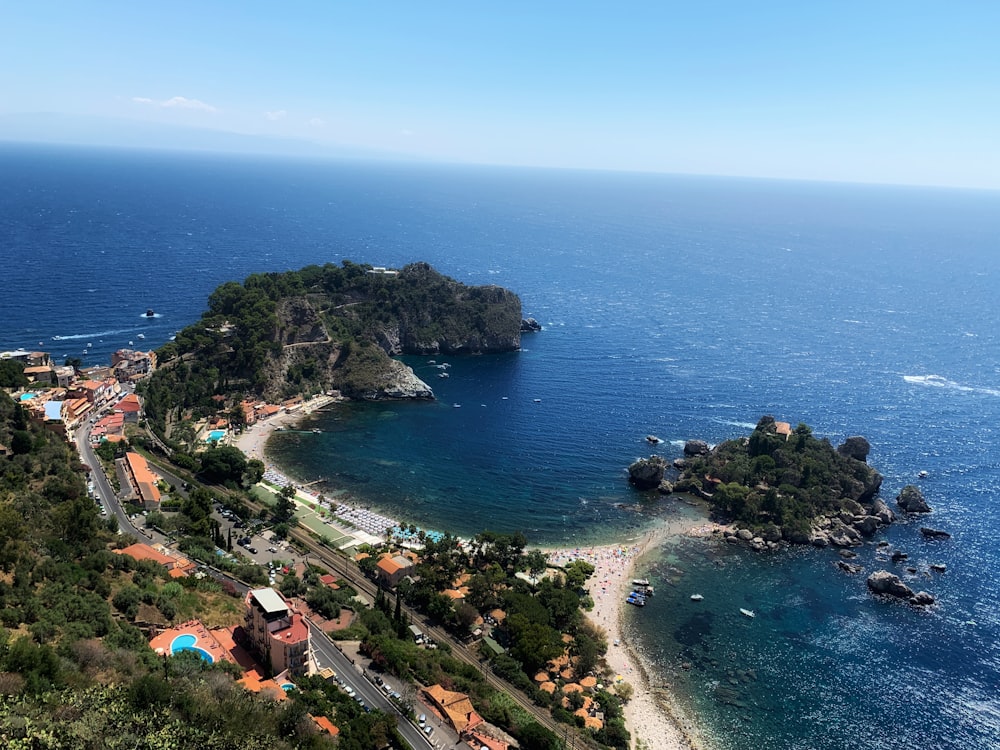 foto aerea della riva del mare durante il giorno