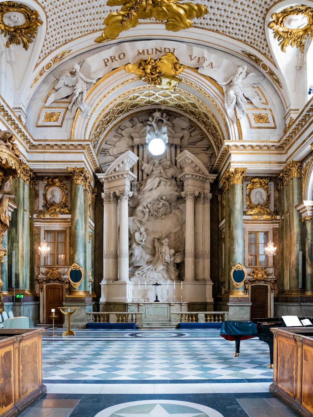 Interior del edificio blanco y marrón