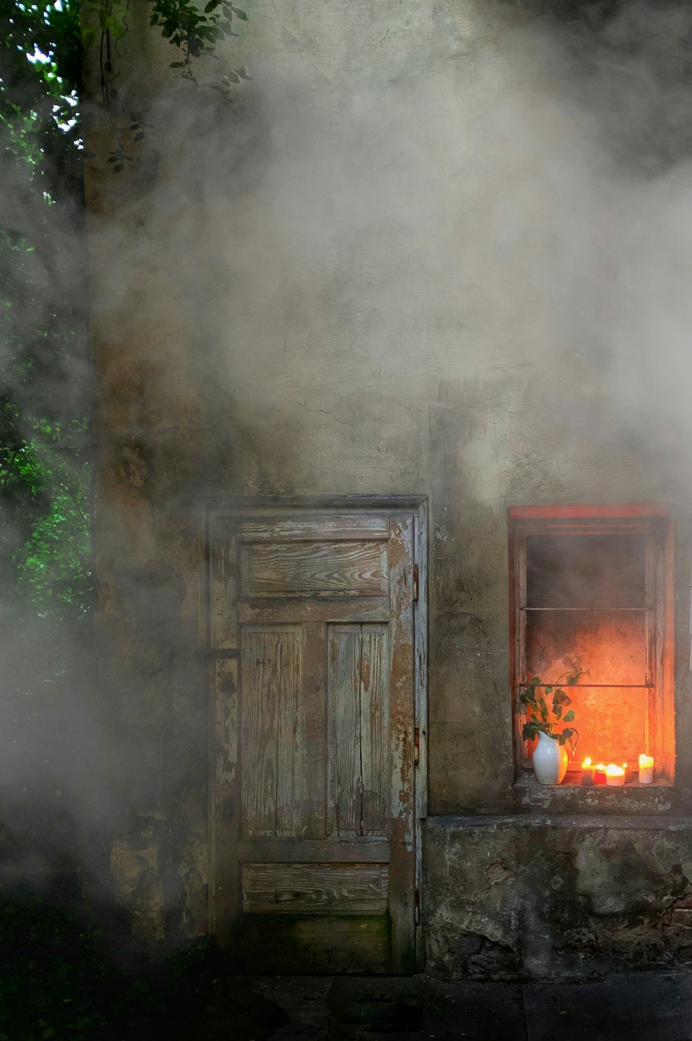 燃え盛る家から出る煙のタイムラプス撮影