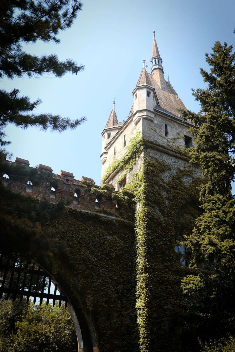 torre in mattoni grigi con ponte