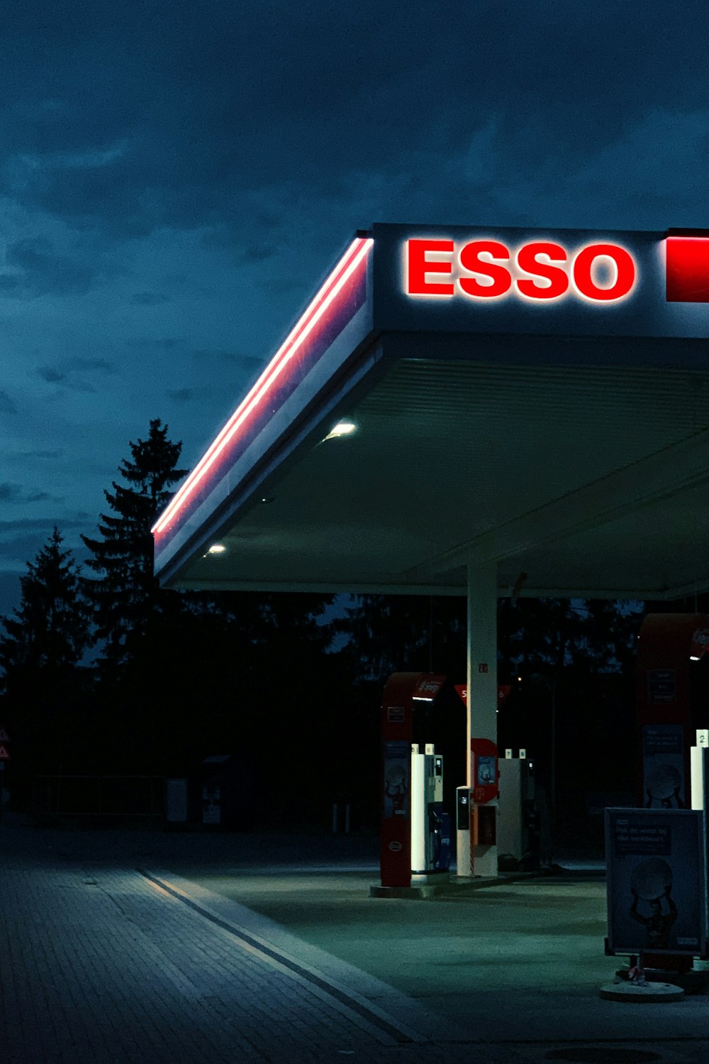 Posto de gasolina Esso durante a noite
