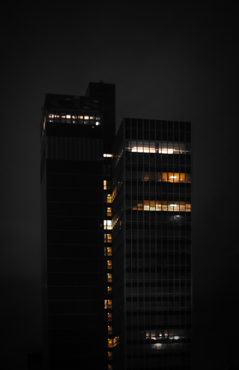 야간에 조명이 켜진 건물