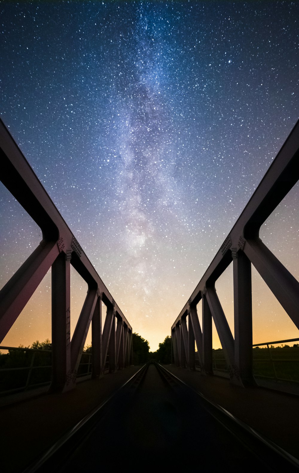 Foto architettonica del ponte grigio e nero