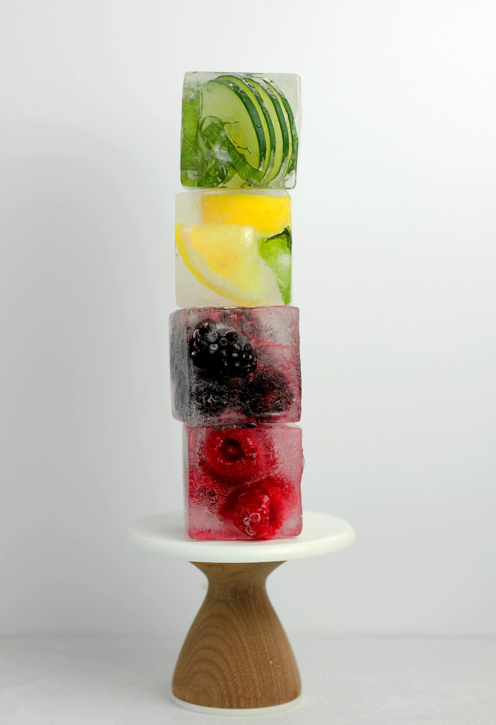 cubitos de hielo apilados de diferentes sabores