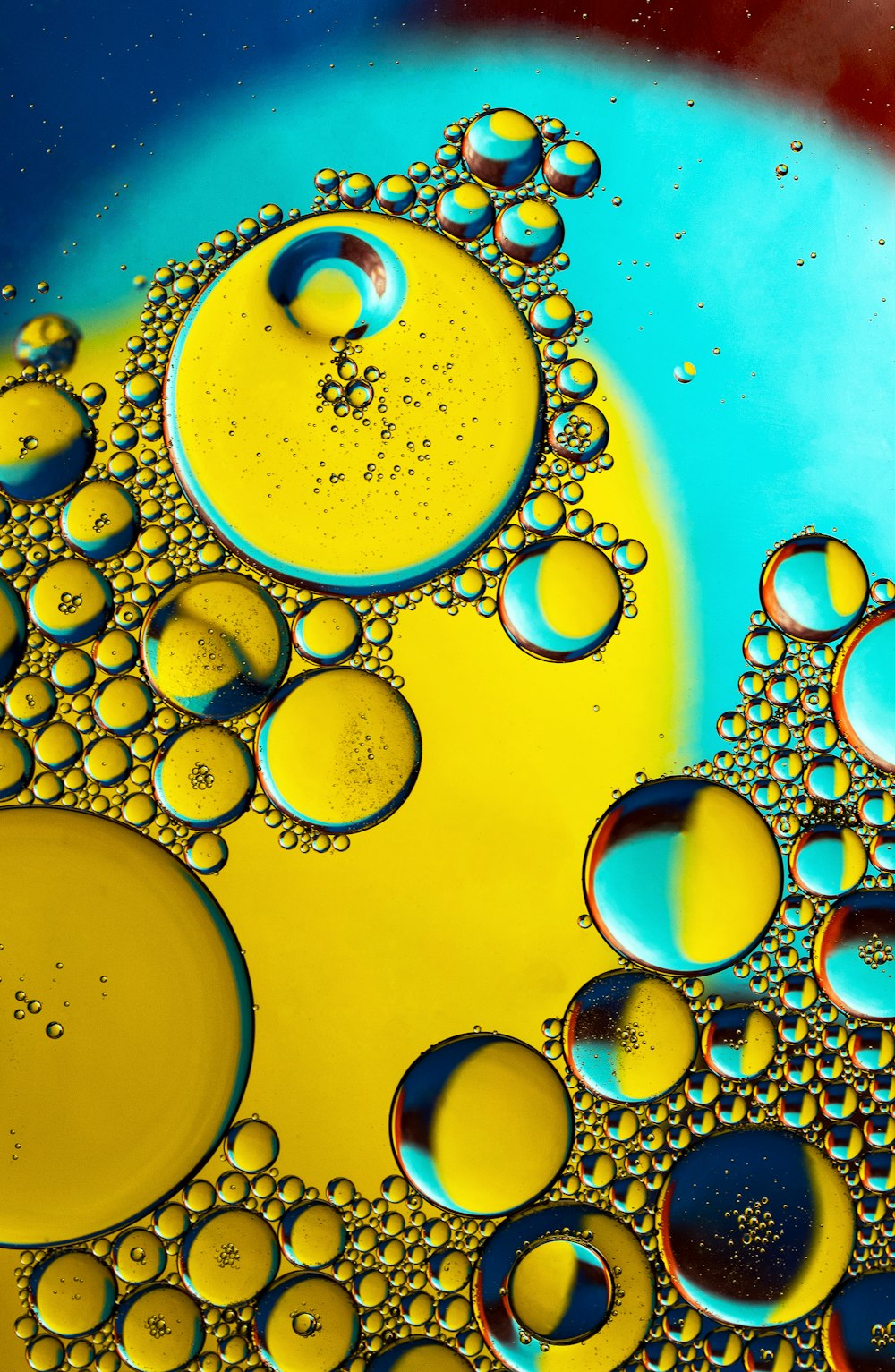 Un primer plano de un líquido amarillo y azul