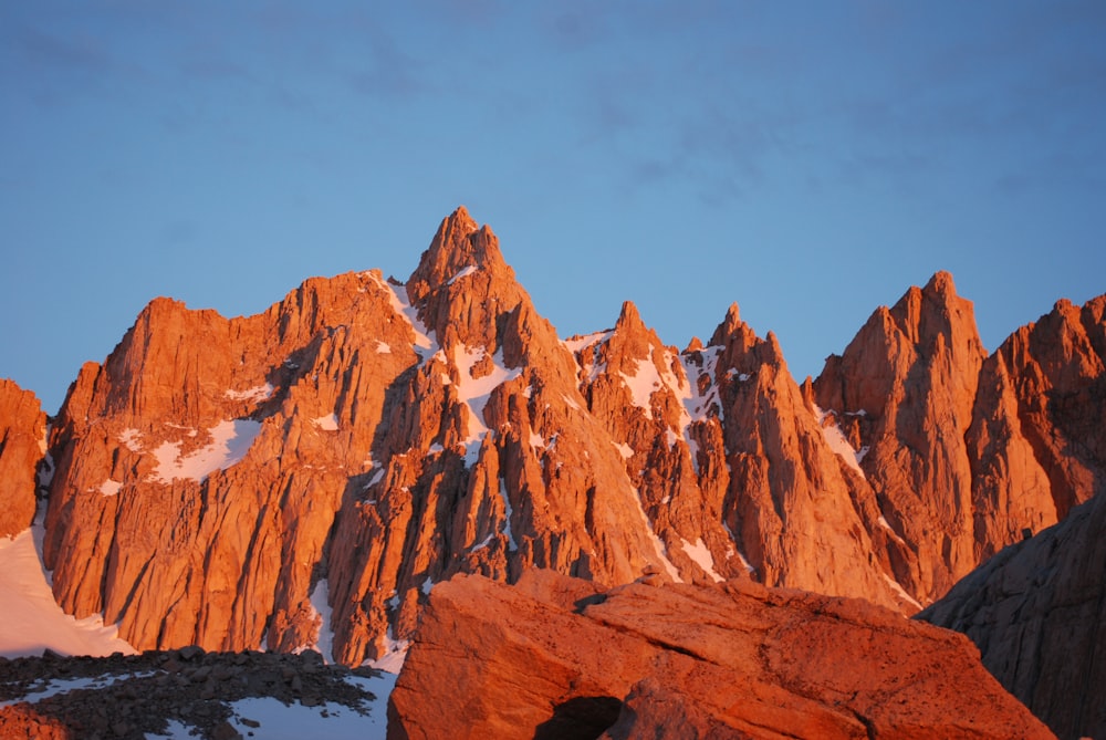 Montagna marrone della roccia