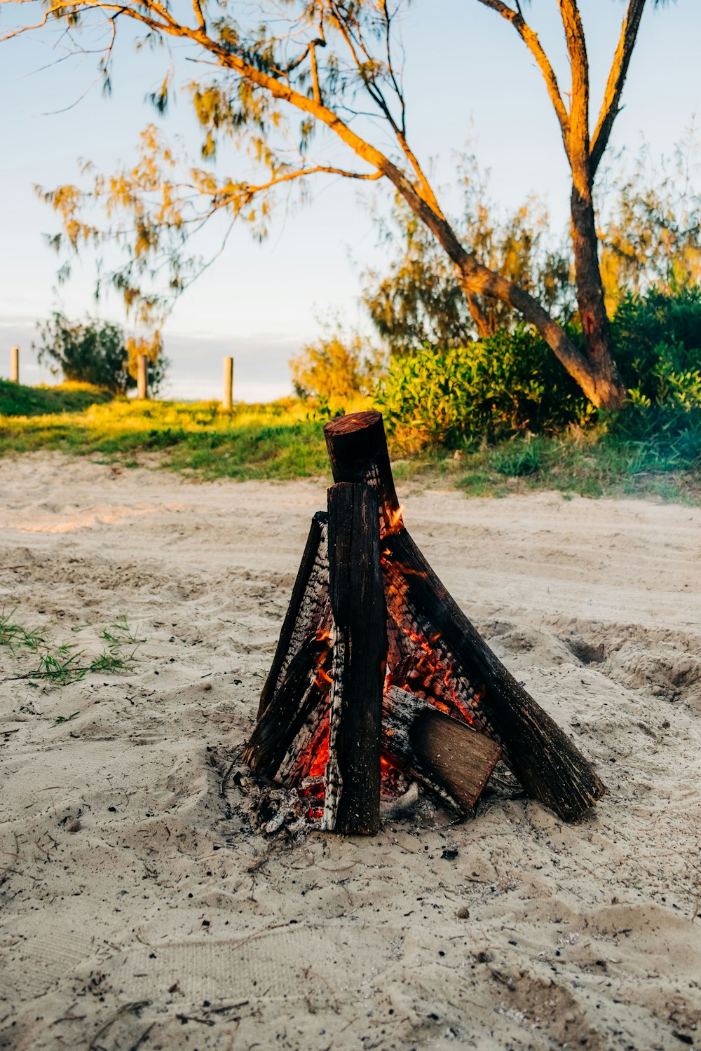 un pozzo del fuoco seduto sulla cima di una spiaggia sabbiosa