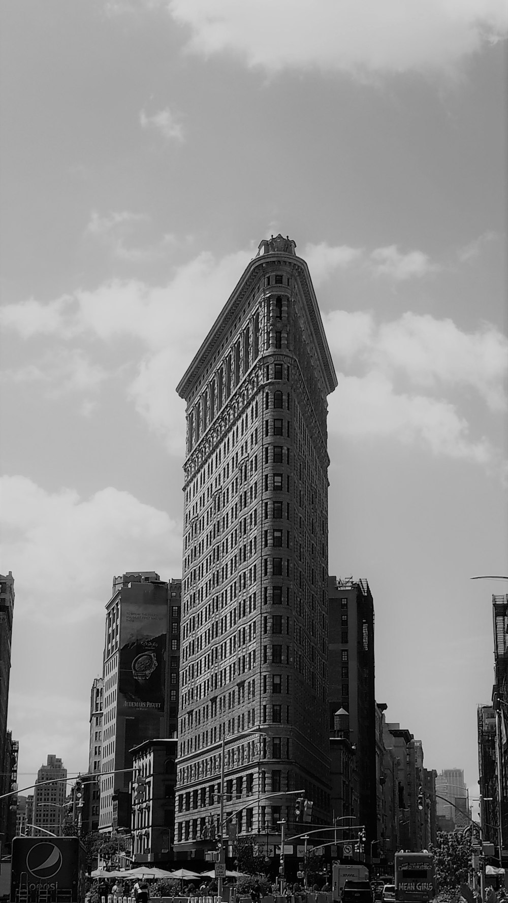Photographie en niveaux de gris de bâtiments