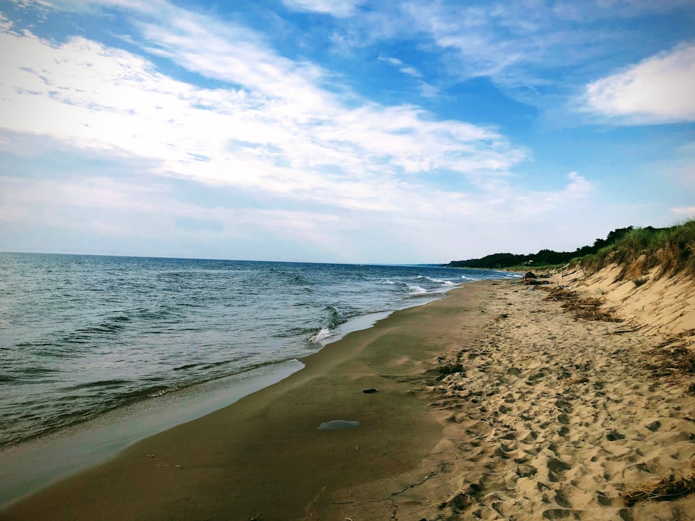 sea waves during daytime