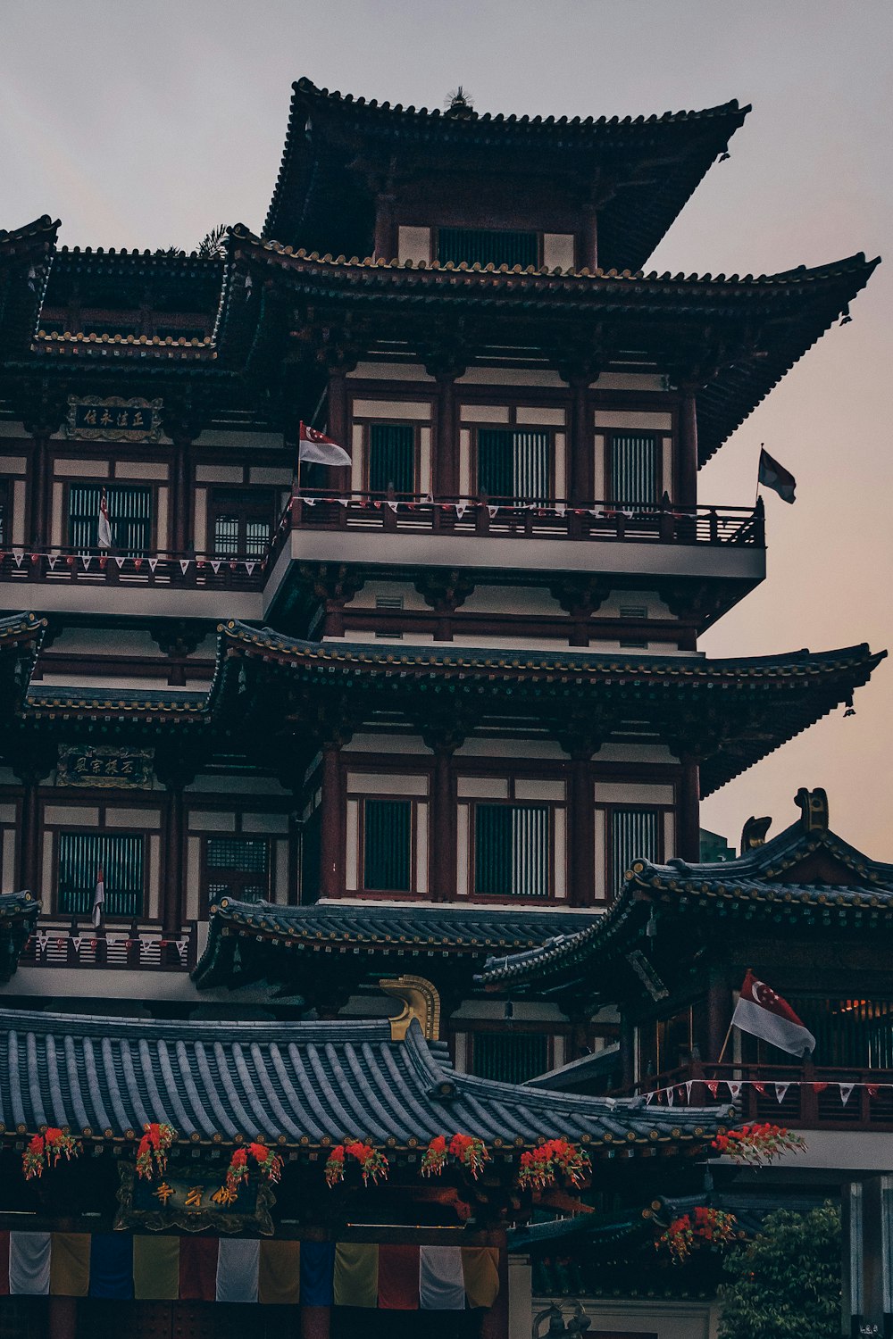 blue, white, and red temple close-up photography