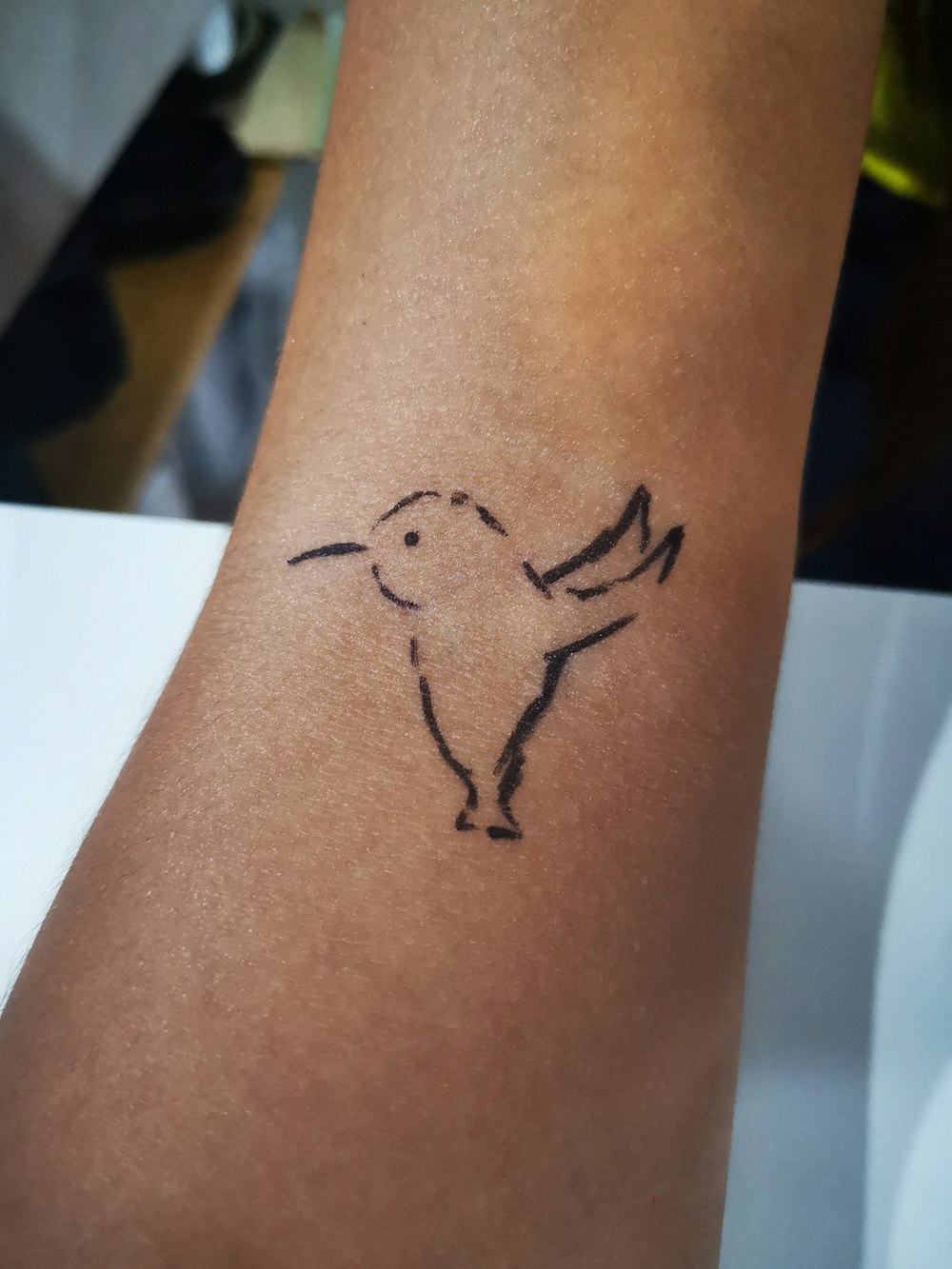 tatuaje de pájaro de persona