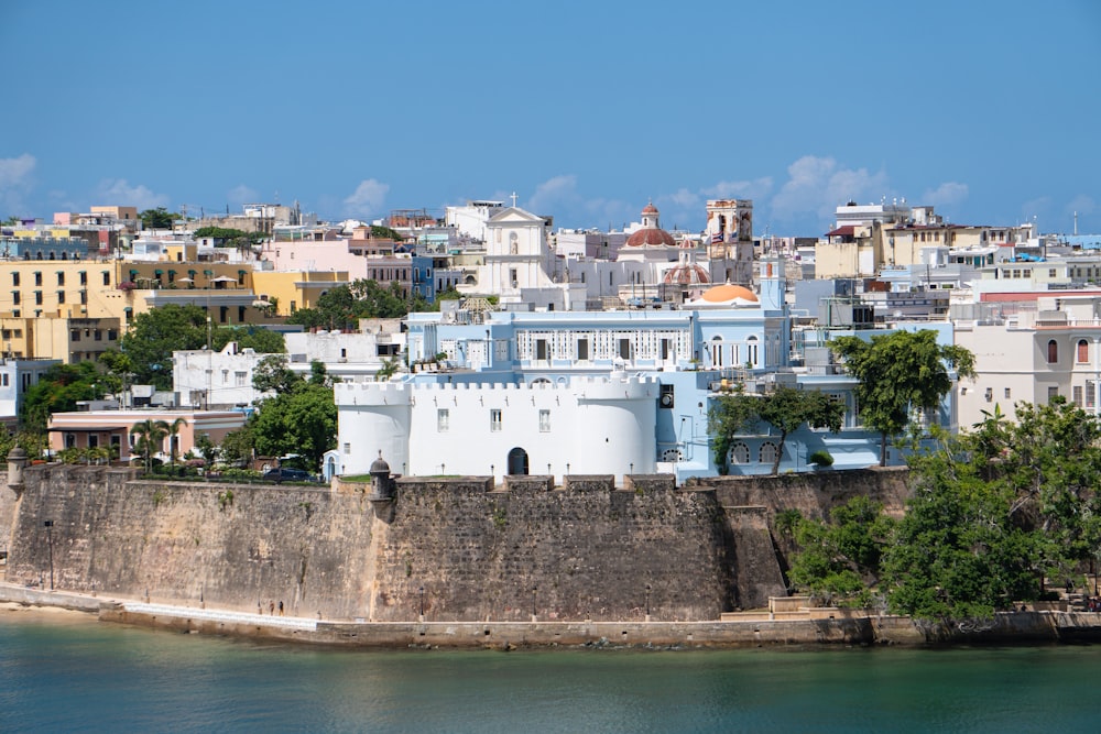 edifício de concreto branco