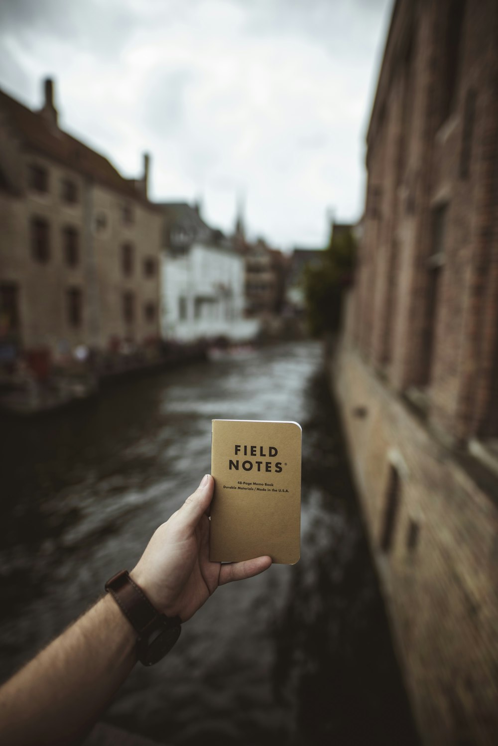 Fields Notizen Notizbuch in der Hand