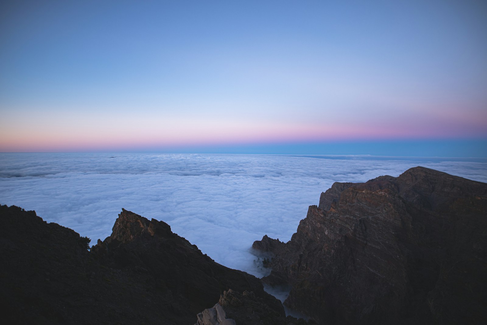 Canon EOS 6D Mark II + Sigma 20mm F1.4 DG HSM Art sample photo. Foggy mountain at daytime photography