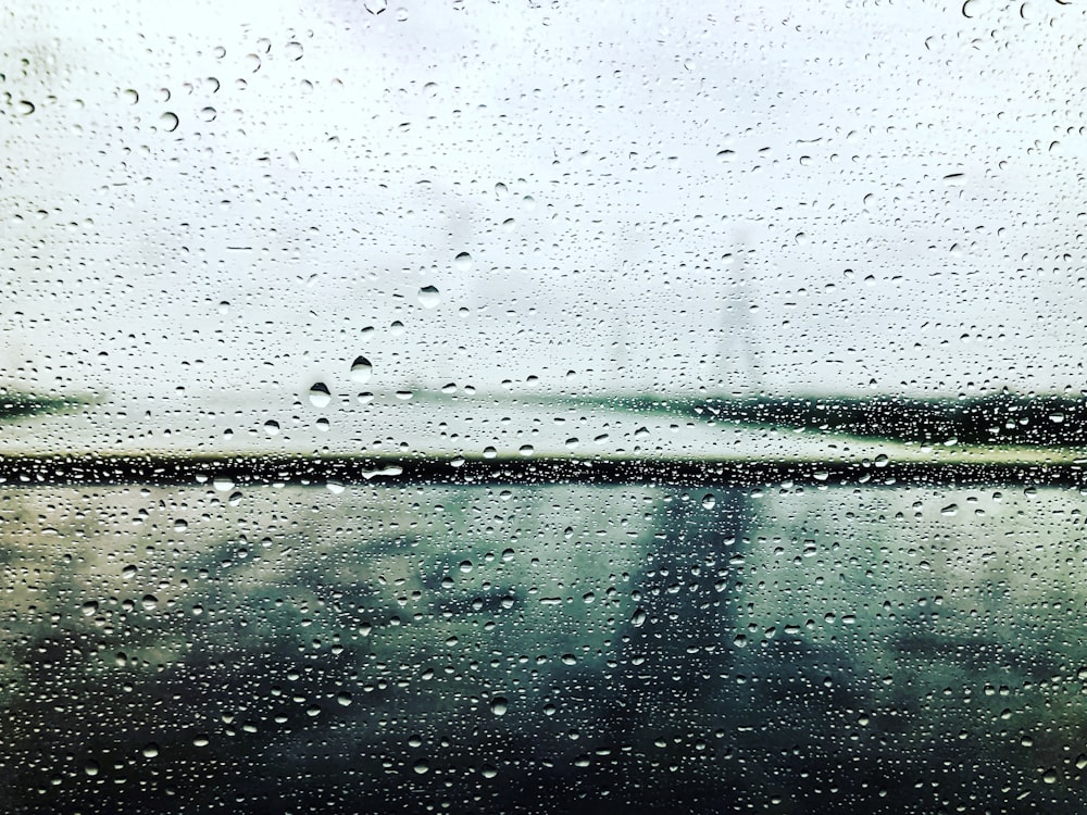 uma janela com gotas de chuva sobre ele