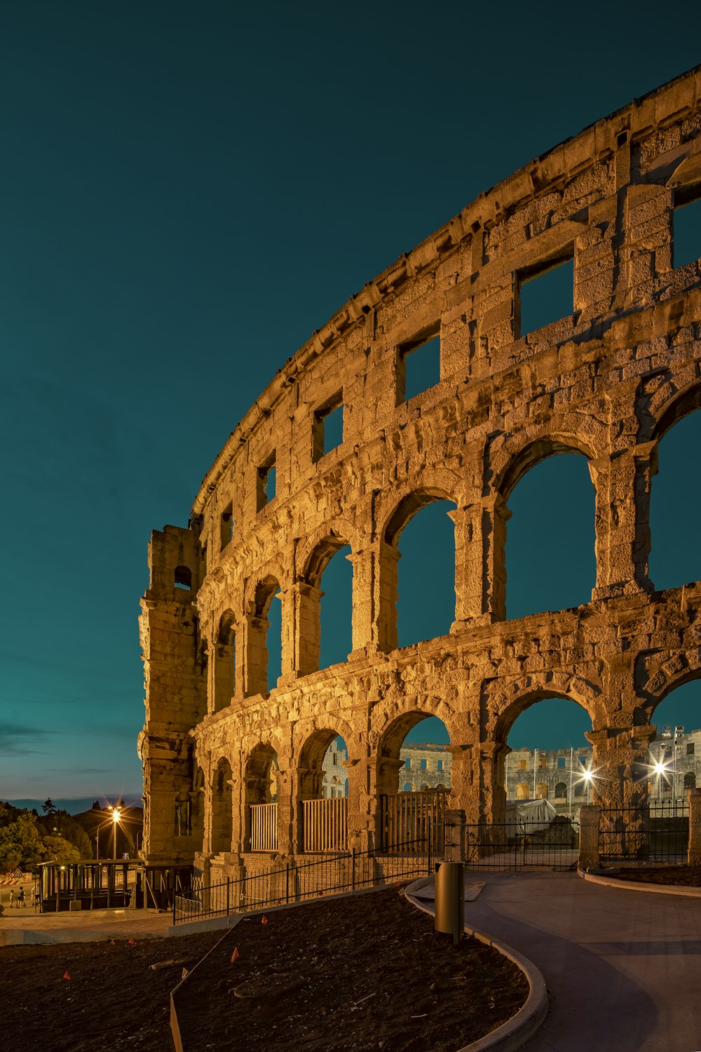 Fotografie der braunen Ruine Kolosseum tagsüber