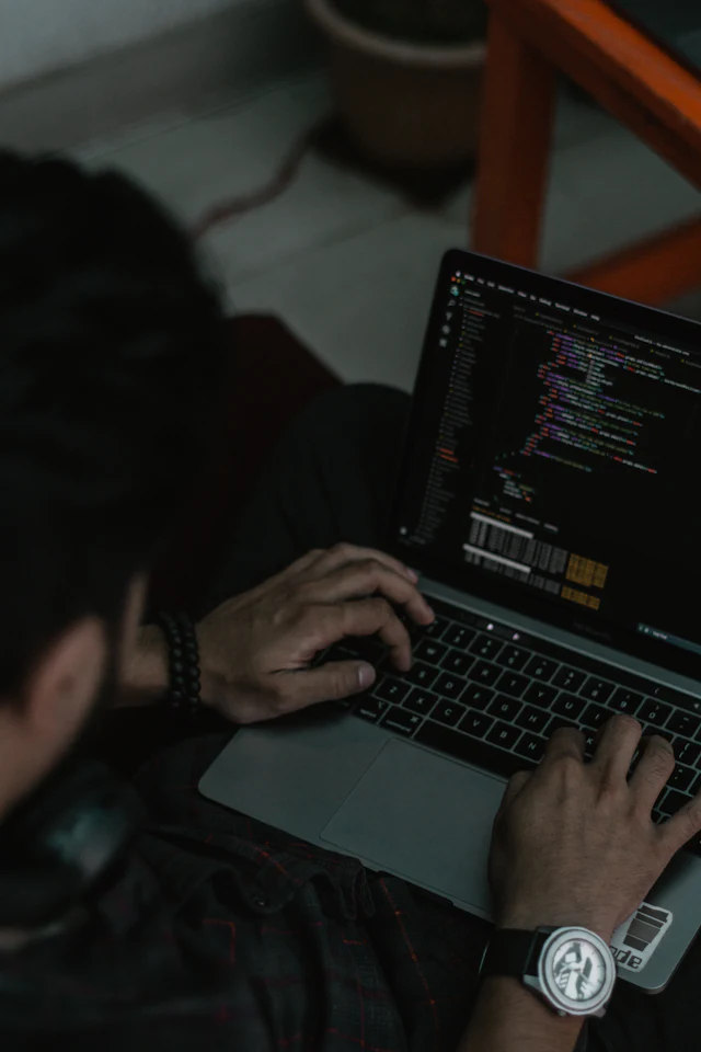 Pessoa programando em um notebook com o editor de código aberto.