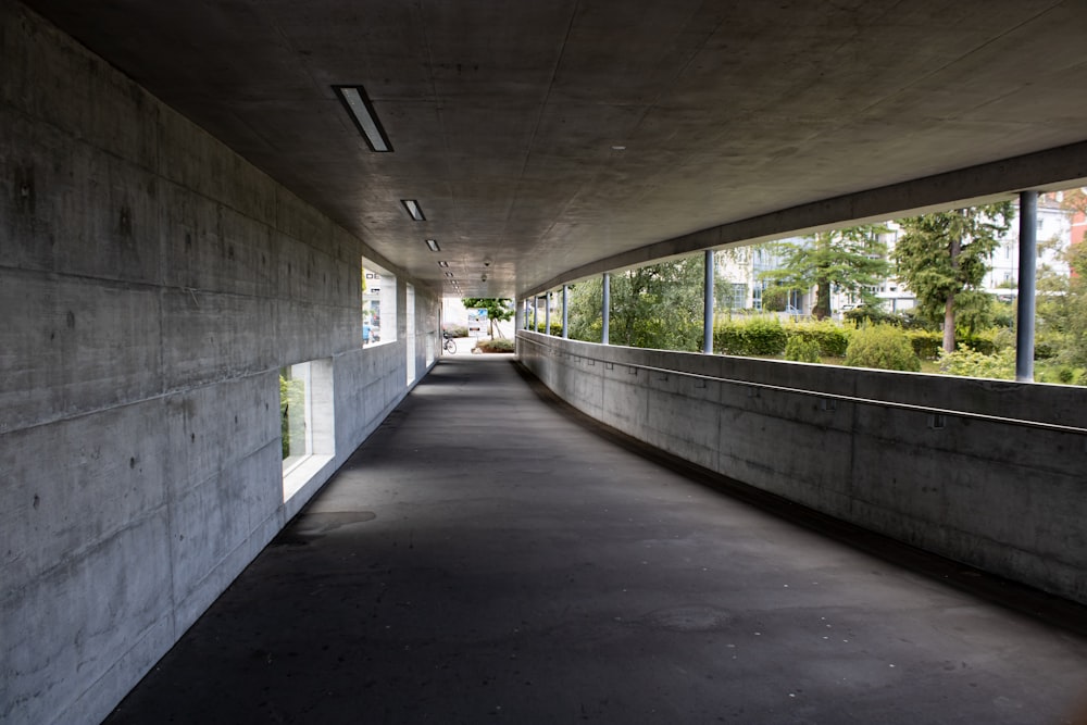Caminho de concreto cinza sem pessoas