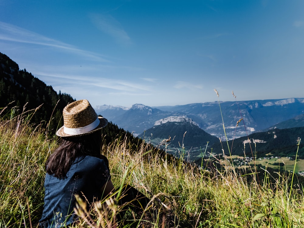 La mujer se sienta en la montaña