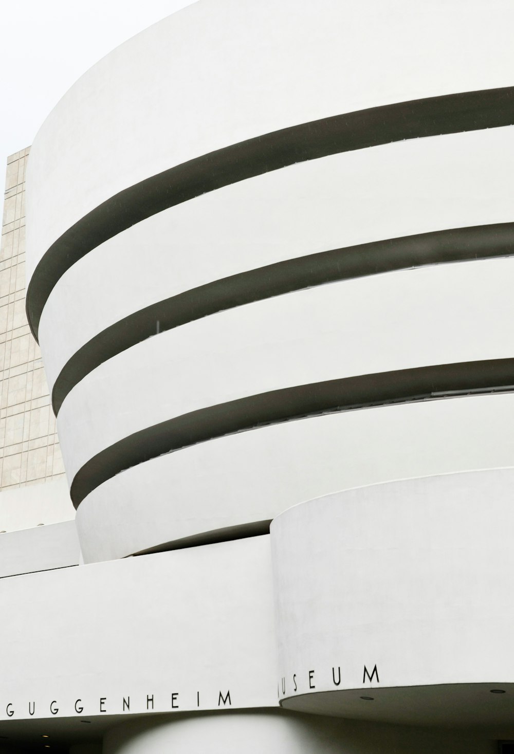 Un grande edificio bianco con un orologio sul lato