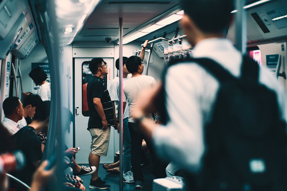 hombres y mujeres dentro de un tren