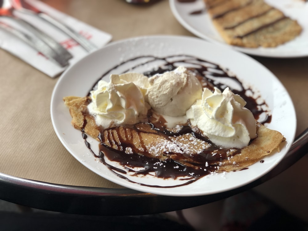 Crepe con helado y almíbar