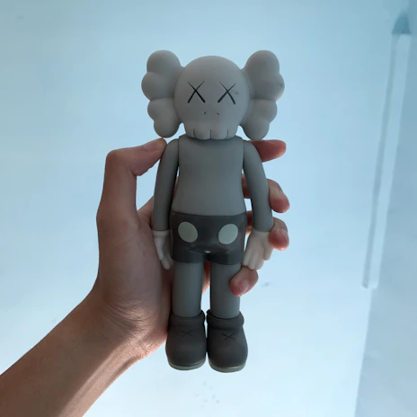 Photo showcasing a minimalist 3D printed fan art piece with subtle shading in various grays.