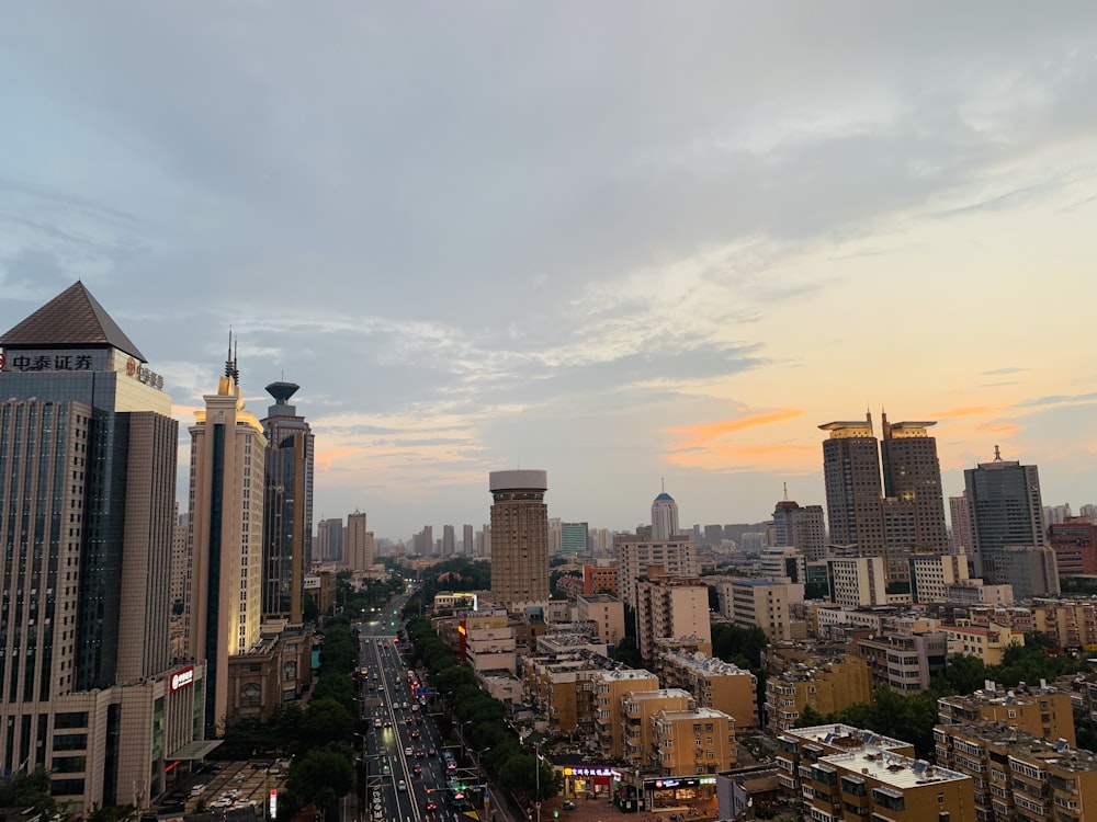 街の灰色の曇りの夕焼け空